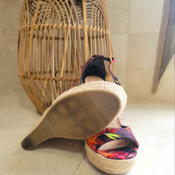 Shoedazzle unique multi color tropical espadrille wedge Sandals size 9.5 - Picture 4 of 10